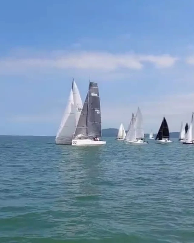 Em um dia ensolarado e de temperatura amena, a 2ª etapa do XVII Circuito Santista de Vela Oceânica foi realizada no último sábado, 26 de abril, na Baía de Santos. A regata, no formato barla-sota, reuniu as classes ORC, BRA-RGS, RGS-Cruiser e Mini 6.5. 
Após o vento firmar, a disputa foi acirrada. Leia mais no site do Clube: https://intersantos.com.br/disputa-acirrada-marca-2a-etapa-do-xvii-circuito-santista-de-vela-oceanica/
