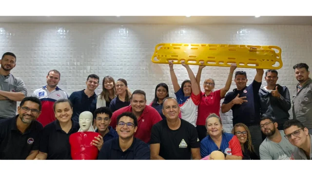Os colaboradores do Inter participaram de um treinamento de Primeiros Socorros e uso do DEA (desfibrilador externo automático). O curso foi ministrado pelo instrutor Marcos Rodrigues de Oliveira, profissional com ampla formação e experiência em áreas relacionadas ao tema.  É fundamental estar preparado, pois imprevistos podem acontecer a qualquer momento. Por isso, o principal objetivo da iniciativa é capacitação para agir com eficiência em situações de emergência ou urgência. Leia mais no site d Clube: https://intersantos.com.br/colaboradores-do-inter-participam-de-treinamento-de-primeiros-socorros-e-uso-de-dea/