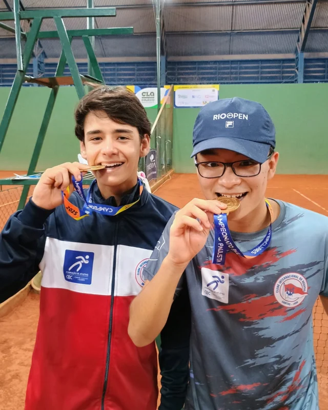 Os tenistas do Inter Murilo Moromizato, Theo Ramalho, Romeo Moraes, Pedro Diaz e Noah Maia, sob a orientação do técnico Rodrigo Monte, conquistaram o título do Campeonato Paulista 2025, na categoria 14 anos masculino principiante!  Na final, venceram o Clube de Campo de Piracicaba, fora de casa, em uma partida acirrada decidida no jogo de duplas, com a vitória da parceria de Murilo e Theo!  Leia mais no site do Clube: https://intersantos.com.br/clube-internacional-de-regatas-conquista-titulo-paulista-de-tenis-na-categoria-infantojuvenil/