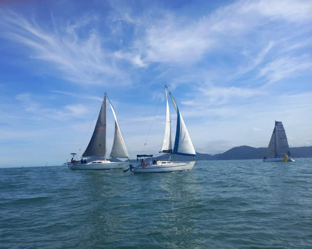 A 4ª etapa do XVII Circuito Santista de Vela Oceânica reuniu 27 embarcações das classes ORC, RGS e Cruiser. Ao todo, 77 tripulantes participaram da disputa. 
O grande destaque foi o barco Cooperação, do Projeto Navega SP, de Praia Grande, campeão geral da classe RGS, sob o comando do velejador "Japuí". Outro ponto alto da etapa foi a participação de casais: o barco melhor colocado de cada categoria, tripulado por um casal de namorados ou casados, recebeu como prêmio uma garrafa de vinho português.  Leia mais no site do Clube: https://intersantos.com.br/veleiro-do-projeto-navega-sp-vence-a-4a-etapa-do-circuito-santista-na-classe-rgs/