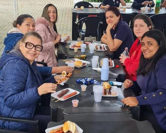 Do planejamento à execução, passando pela organização, montagem, decoração, limpeza e contabilidade. Os colaboradores do Inter foram grandes responsáveis por tornar o Arraiá Vermelhinho um sucesso. 
Agora, chegou a vez de aproveitarem. Nesta semana, eles participaram de um almoço junino especial, preparado por membros da diretoria e associados. Leia mais no site do Clube: https://intersantos.com.br/funcionarios-do-inter-se-reunem-para-almoco-junino/